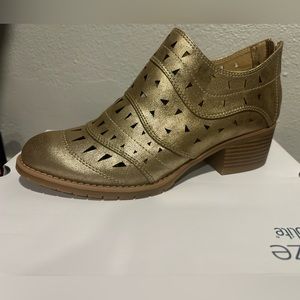 Sonoma CUSHIONED FOODBED/EASY ZIP.  SIZE 7.5